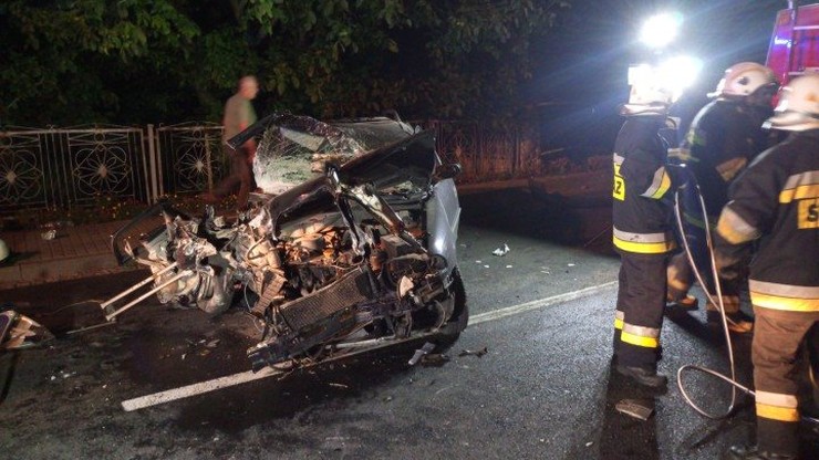 Opel rozbił się na ogrodzeniu we wsi Kowale. Jedna osoba zginęła