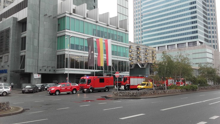 Strażacy ćwiczyli ewakuację poszkodowanego z elewacji wieżowca w centrum stolicy