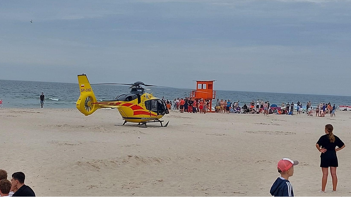 Władysławowo: Dramatyczna akcja ratunkowa na plaży. Z wody wyciągnięto uczestniczkę kolonii