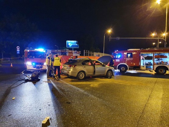 Na jednej z głównych arterii Łodzi al. Włókniarzy, w nocy z soboty na niedzielę, doszło do poważnego wypadku.