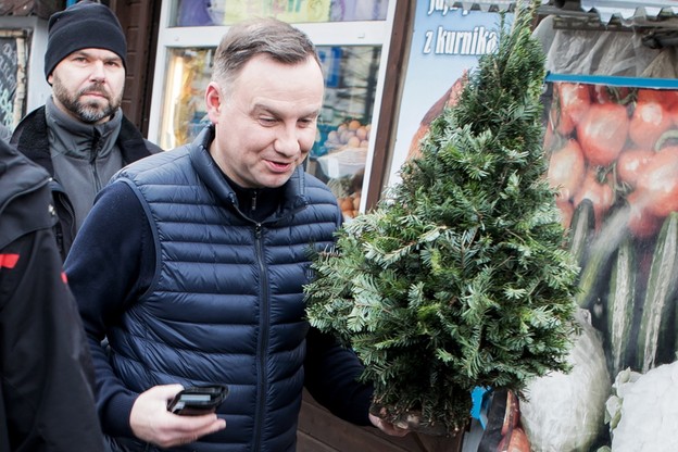 Prezydent Andrzej Duda wybrał się na świąteczne zakupy na krakowski targ