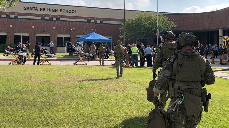 17-latek otworzył ogień w szkole Teksasie. 10 osób nie żyje