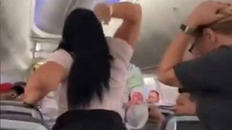 Scena zazdrości w samolocie. Kobieta zaatakowała swojego partnera laptopem