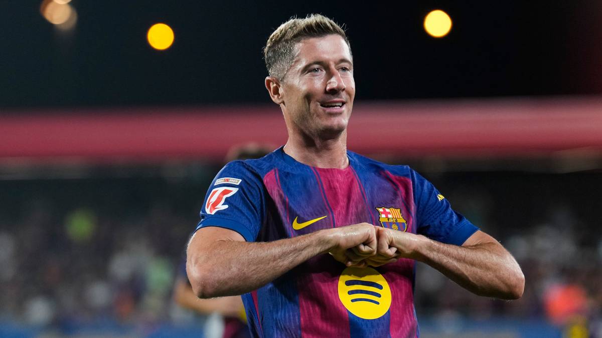 Robert Lewandowski w koszulce FC Barcelony świętuje bramkę na boisku.