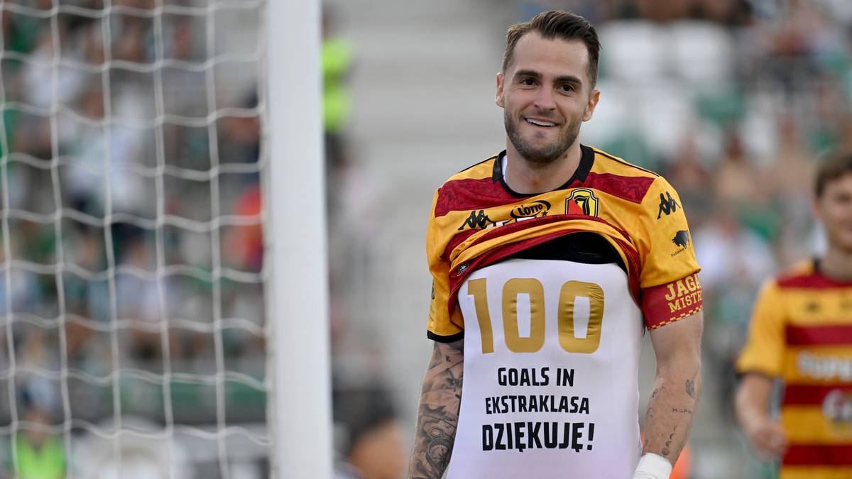 Piłkarz Jesus Imaz w koszulce z napisem "100 GOALS IN EKSTRAKLASA DZIEKUJE!".