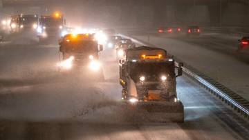 Fatalne warunki na trasie S7, policja dostarcza ciepłe posiłki. "Sytuacja jest bardzo trudna"