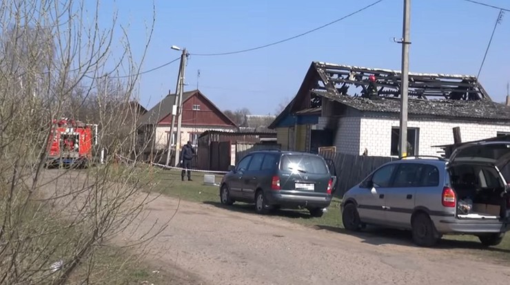 Spalony dom zamordowanej przez braci nauczycielki w Czerikowie na Białorusi.