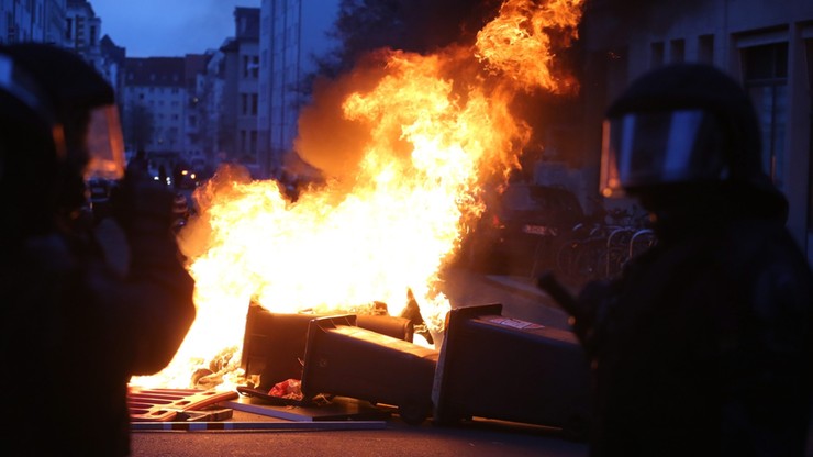 Starcia w Lipsku. 69 policjantów rannych, "jawny terror na ulicach"