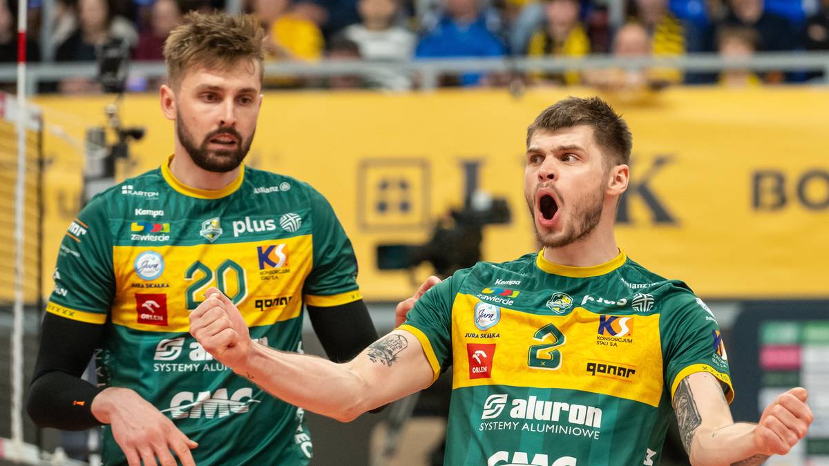 Dw&oacute;ch siatkarzy w zielonych koszulkach z ż&oacute;łtymi detalami, jeden z nich krzyczy, drugi patrzy w bok.