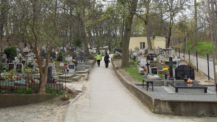 Gdańsk: Zamknięte cmentarze i park Oliwski
