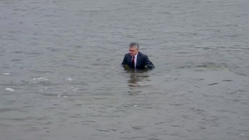 Burmistrz wszedł w garniturze do lodowatej rzeki. Miał ważny powód