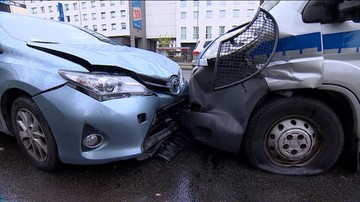 Zderzenie sześciu aut i radiowozu na warszawskiej Ochocie. Są ranni