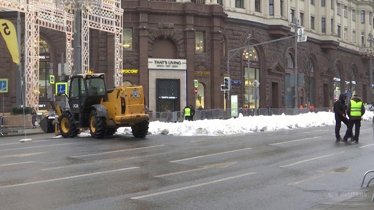 Ciężarówkami przywieźli śnieg do Moskwy. Aby na Nowy Rok było biało