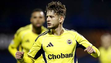 Piłkarz Fenerbahce Sebastian Szymański na boisku.