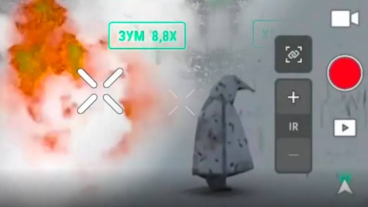 Zimowy krajobraz z dymem i żołnierzem w białym kamuflażu przypominającym pingwina.