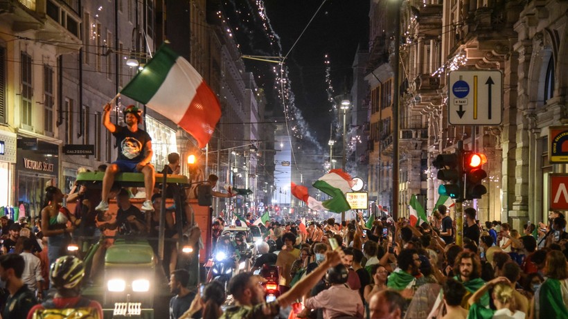 Włochy w ekstazie! Kibice wyszli na ulice świętować zwycięstwo Italii (ZDJĘCIA)