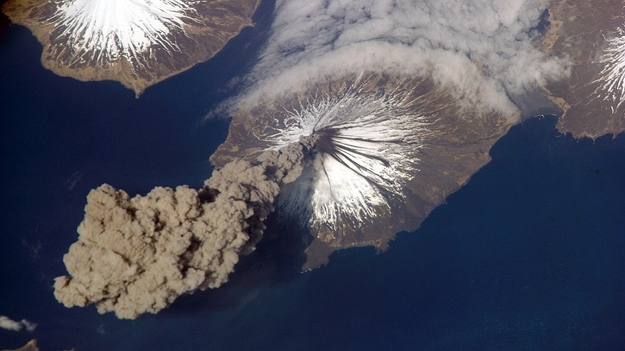 Erupcja wulkanu Cleveland w maju 2006 roku. Fot. NASA.