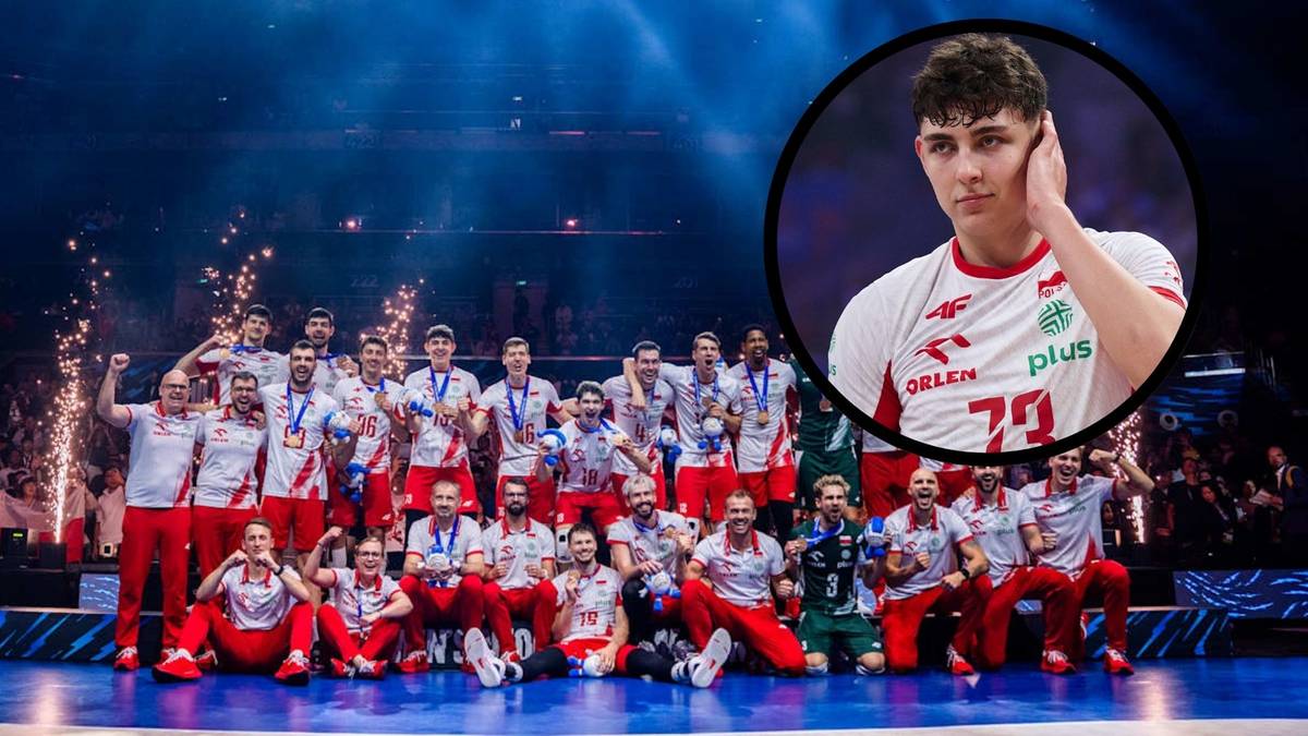 Drużyna siatkarska w białych strojach świętuje na podium. W prawym górnym rogu zbliżenie na jednego z zawodników.