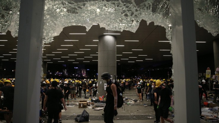 Demonstranci wdarli się do budynku parlamentu w Hongkongu. Musiała interweniować policja