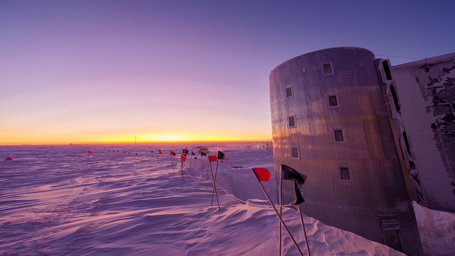 Pierwszy i ostatni w tym roku wschód Słońca na biegunie południowym. Fot. Jeff Keller / NOAA.