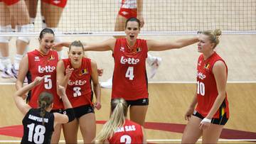 Grupa siatkarek w czerwonych strojach podczas meczu siatkówki.