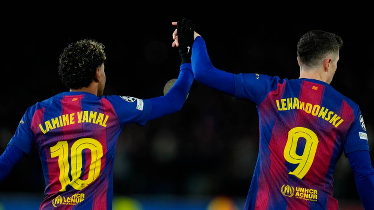 Dw&oacute;ch piłkarzy FC Barcelony świętuje bramkę, jeden z nich ma numer 10 na plecach, drugi numer 9.