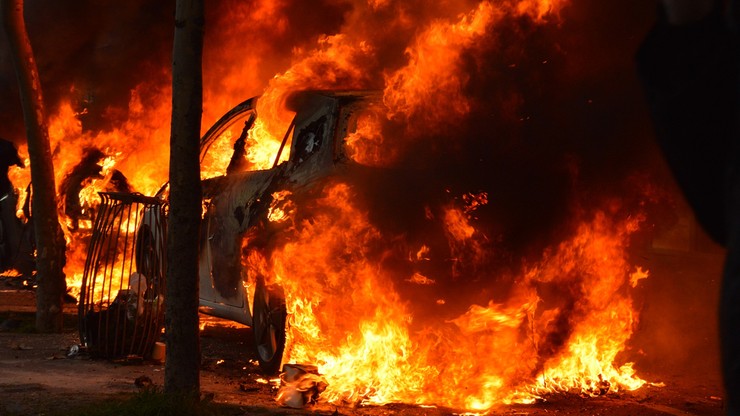 Francja. Starcia młodzieży z policją i strażakami. Zniszczono 13 samochodów