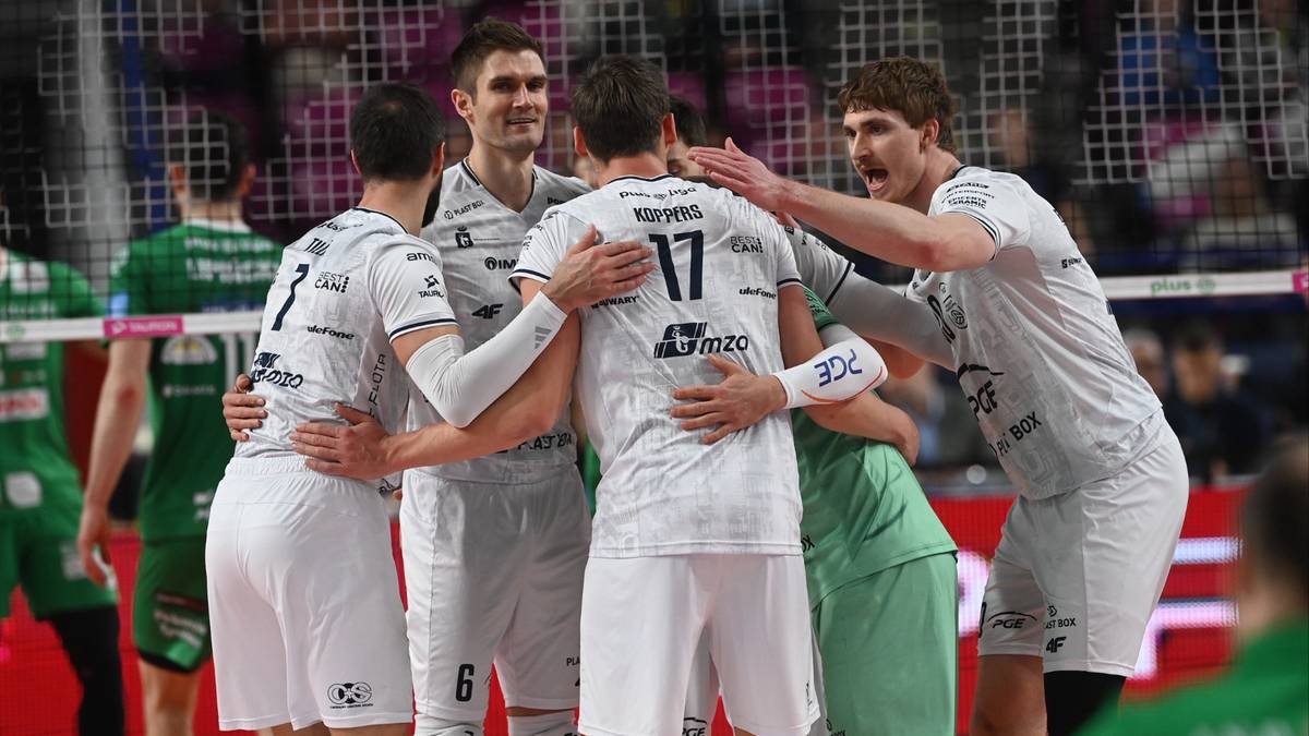 Siatkarze drużyny PGE Projekt Warszawa świętują zdobyty punkt, obejmując się.