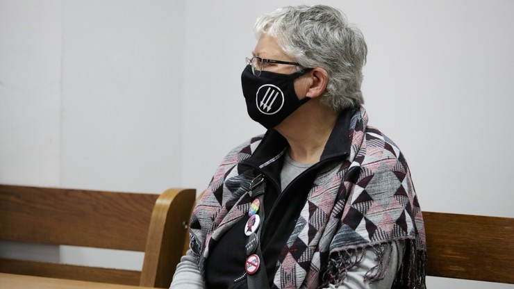 Strajk kobiet. Sąd skazał "Babcię Kasię" na prace społeczne za kopanie i obrażanie policjantów