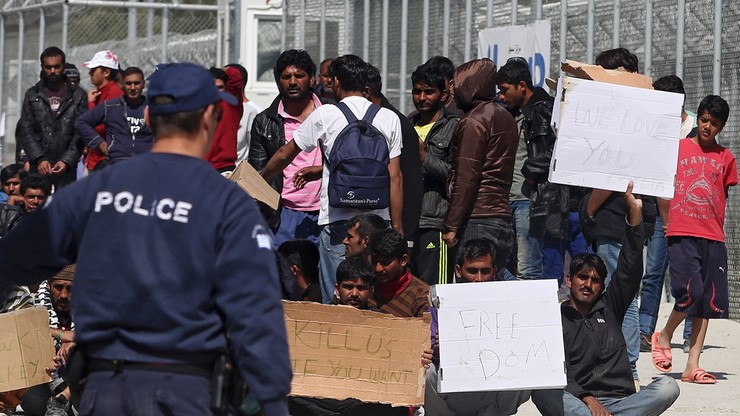 Przerwano deportacje z greckich wysp do Turcji. Migranci protestują na Lesbos