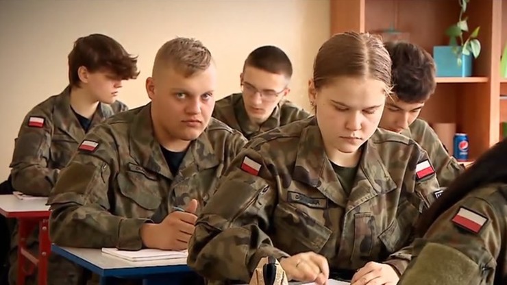 "Państwo w Państwie": uczniowie walczą ze starostą o liceum mundurowe w Dubience