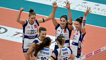 Pięć siatkarek świętujących zwycięstwo na boisku.