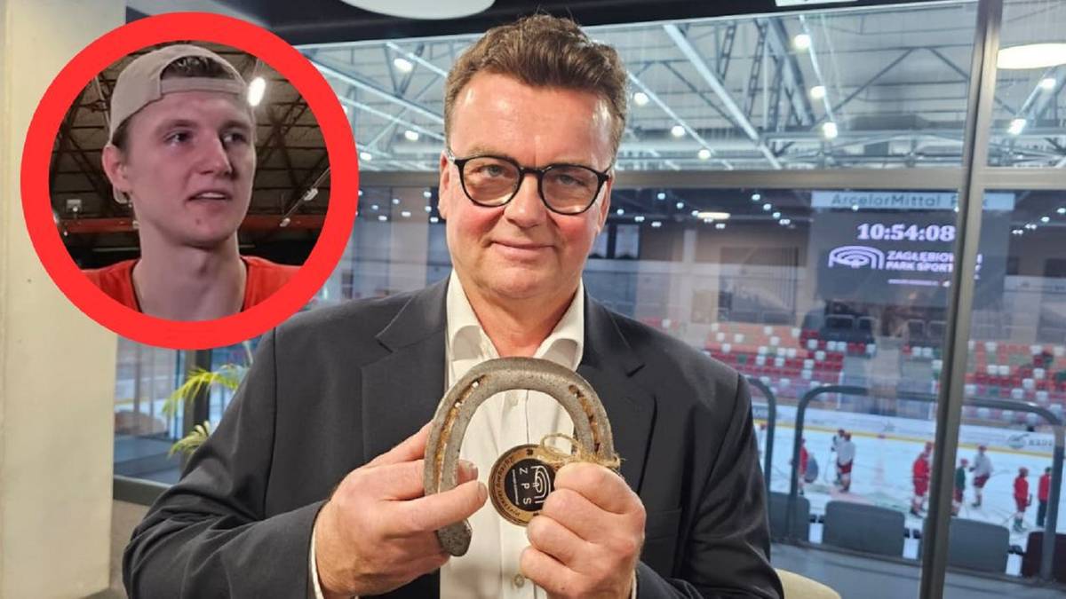 Mężczyzna w garniturze i okularach trzymający podkowę, z mniejszym zdjęciem młodego mężczyzny w lewym górnym rogu.