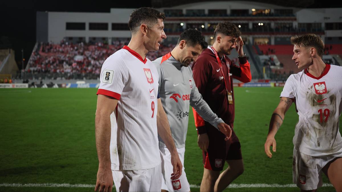 Czterech piłkarzy reprezentacji Polski na boisku po meczu, w tym Robert Lewandowski.