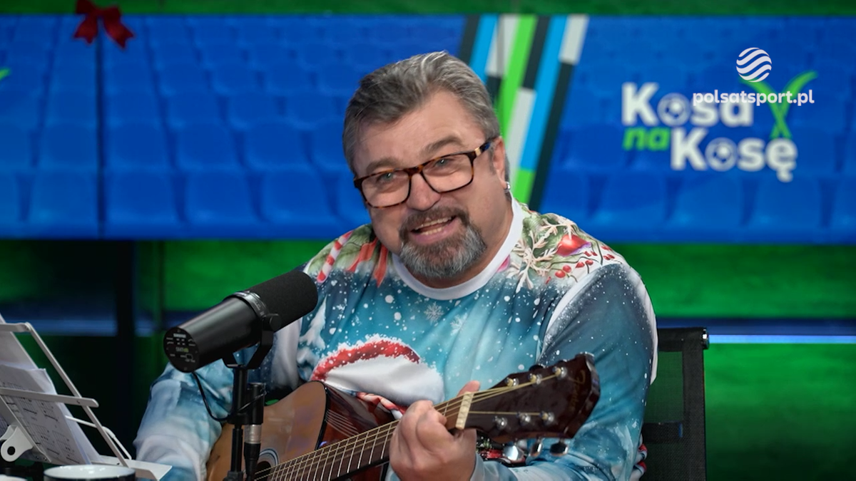 Roman Kosecki grający na gitarze i śpiewający podczas programu "Kosa na Kosę".