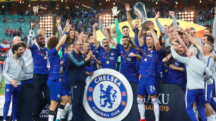 Drużyna Chelsea świętuje zwycięstwo w finale Ligi Europy, wznosząc trofeum.