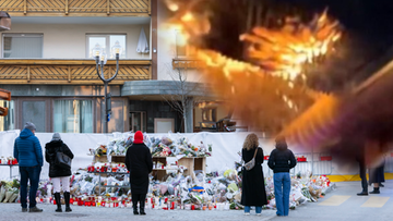 Grupa os&oacute;b stoi przed ścianą z kwiatami i zniczami, upamiętniającą ofiary pożaru w Crans-Montana. W tle widoczny fragment płonącego obiektu.