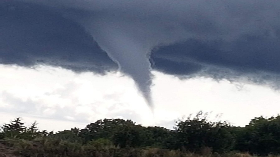 Zalążek trąby powietrznej (lej kondensacyjny) w okolicach Małdyt w woj. warmińsko-mazurskim. Fot. Facebook / Info Meteo Elbląg / Dawid Brzeziński.