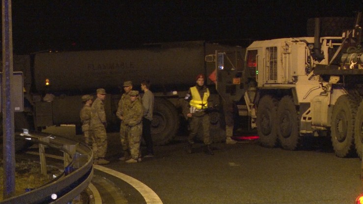 Ciężarówka armii USA wjechała w bariery na autostradzie A2