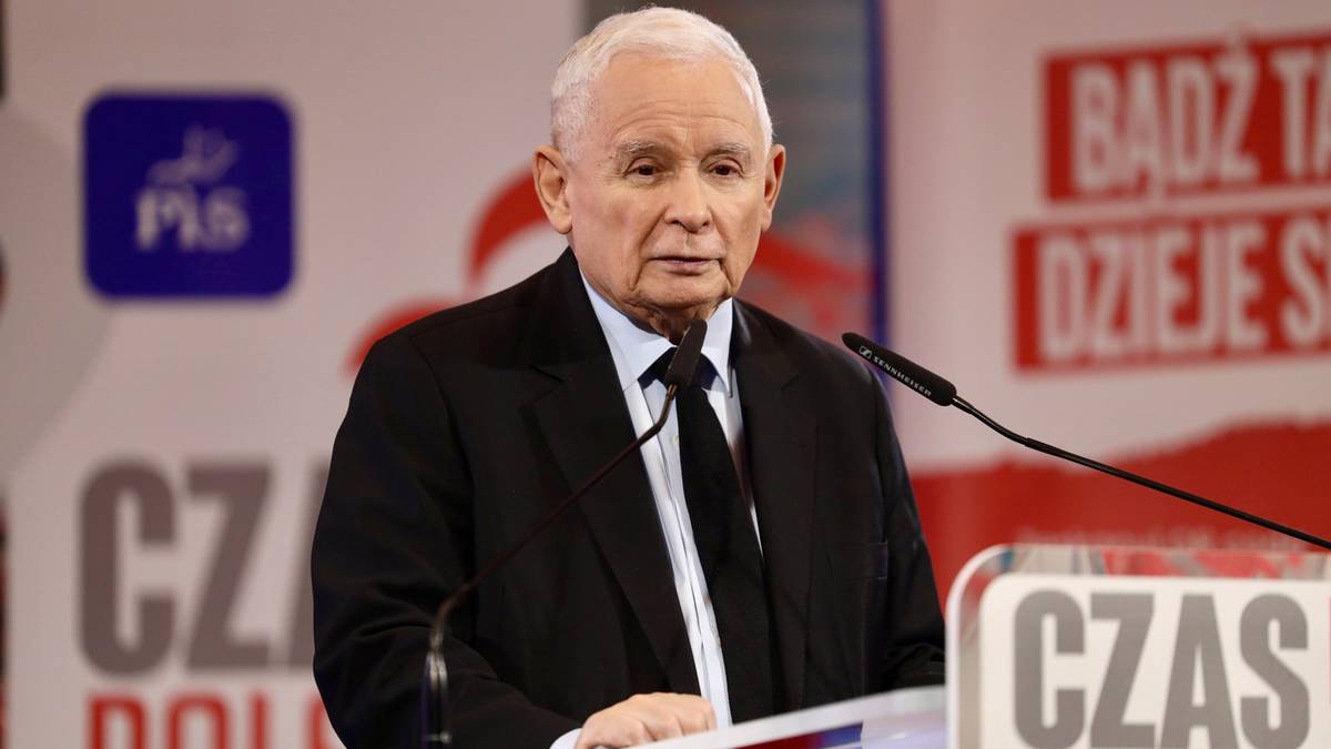 Jarosław Kaczyński przemawia za mównicą podczas spotkania politycznego, w tle widoczne logo PiS i napisy "Czas Polski" oraz "Bądź tam, gdzie dzieje się coś ważnego".