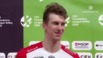 Portret Artura Szalpuka, polskiego siatkarza, w koszulce sportowej z czerwonymi elementami i białym kołnierzykiem. Na tle widnieje zielona ściana z logo CEV Champions League i innymi logotypami.