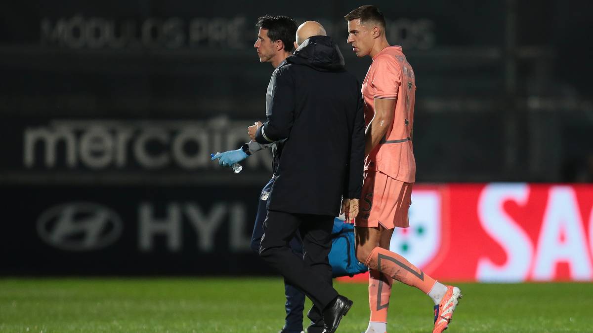 Piłkarz Jan Bednarek w pomarańczowym stroju schodzi z boiska w towarzystwie dw&oacute;ch os&oacute;b, prawdopodobnie członk&oacute;w sztabu medycznego.