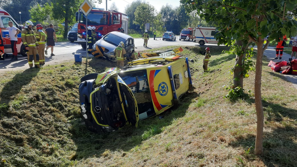 Wypadek w okolicach Garwolina. Karetka wioząca rannych z wypadku wpadła do rowu