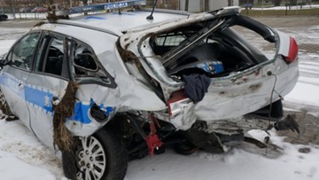 Zniszczony radiowóz, dwaj policjanci w szpitalu 