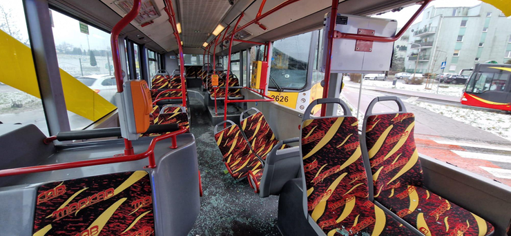 Zniszczenia w autobusie