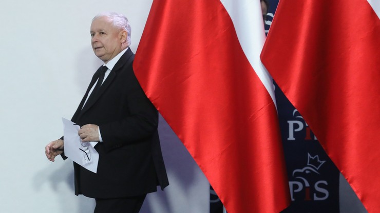 Kaczyński musi chodzić o kulach. Cierpi na zwyrodnienie kolana