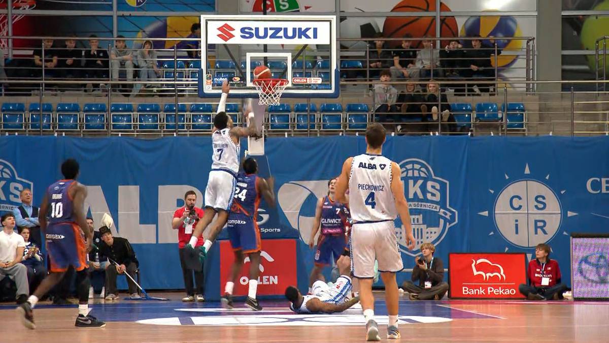 Koszykarze podczas rzutu do kosza w meczu ligowym