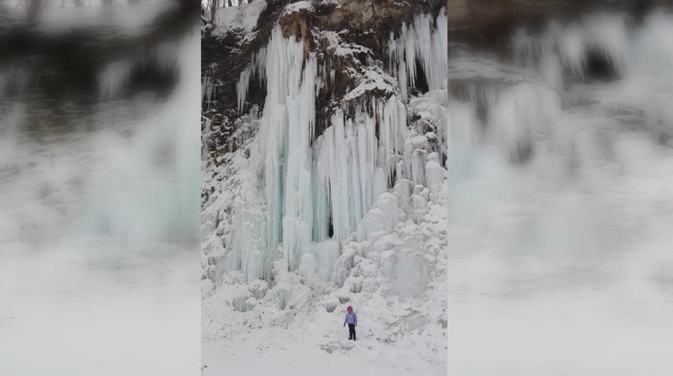 Lodospad w Rudawce Rymanowskiej. Ze skał zwisają lodowe organy