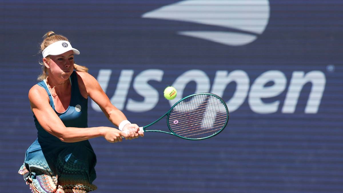 Kobieta grająca w tenisa, uderzająca piłkę rakietą, z logo US Open w tle.