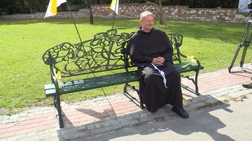 W Krakowie franciszkanie zaprezentowali ławeczkę papieża Franciszka